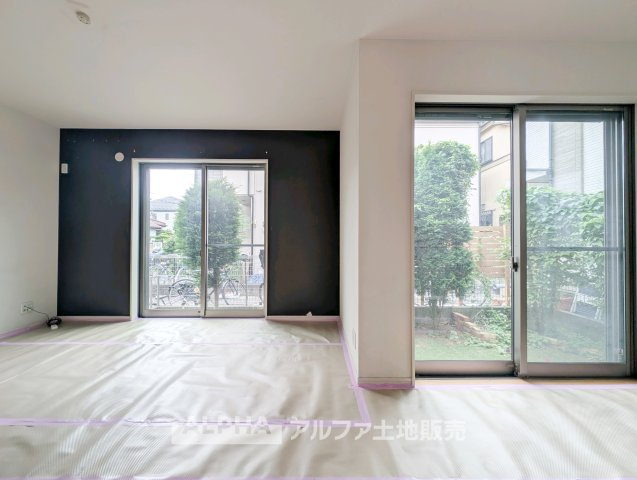 小平市小川町１丁目の中古一戸建の居間・リビング|【Living Room】
◆家族時間を育む◆
朝は食卓を囲み、昼はお子様の遊び場、夜は家族団らんのひととき。時間帯ごとに異なる役割を担い、暮らしの中心となるリビングです。