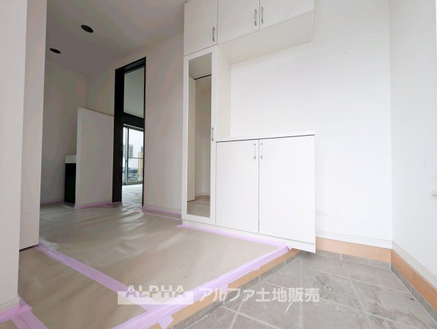 小平市小川町１丁目の中古一戸建の玄関|【Welcome Space】
◆玄関◆帰宅時にほっとできる、穏やかな空気感の玄関。整った空間が日々の切り替えを自然にサポートし、来客時にも好印象を与えます。