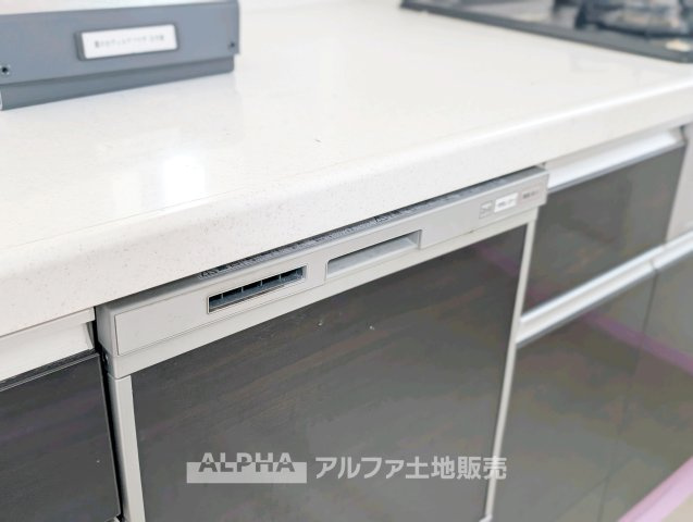 小平市小川町１丁目の中古一戸建のキッチン|【Food washing machine】
◆食洗機◆お子様の面倒を見れる時間が増え時短になります。加えて手荒れも防げてしかも節水が高い為、大変人気があり重宝します。
