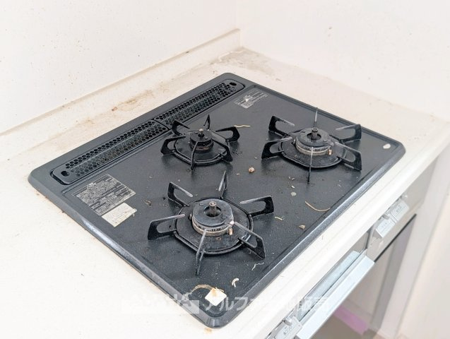 小平市小川町１丁目の中古一戸建のキッチン|【gas stove】◆ガスコンロ◆使い勝手に配慮されたガスコンロを備えたキッチン。火力調整がしやすく、毎日の調理がスムーズに進み、家事の時間を心地よく支えてくれます