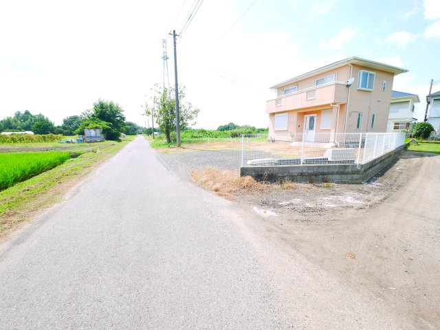 茂原市小轡　中古戸建の前面道路含む現地写真|敷地約63坪 駐車4台 平成15年6月築 田園地帯で自然豊かな立地 2階リビング 