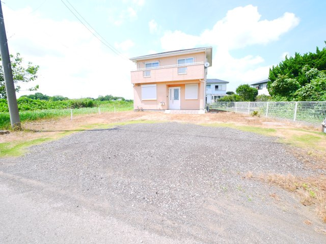 茂原市小轡　中古戸建の駐車場|敷地約63坪 駐車4台 平成15年6月築 田園地帯で自然豊かな立地 2階リビング 