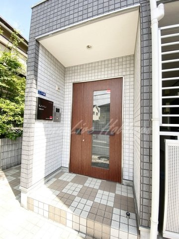 鎌倉市台２丁目のアパートのエントランス