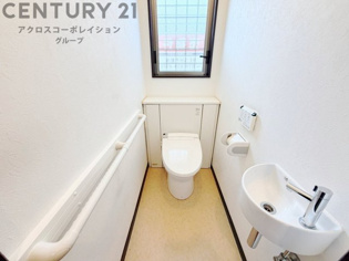 温水洗浄便座付トイレは温水洗浄機能により、暖かい水でおしりを洗浄することができ、冷たい水を使う従来の便座に比べ、温水洗浄機能で暖かいトイレを提供し、快適な使用を可能にします。