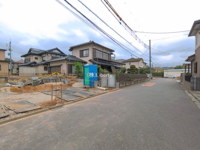 守谷市松ケ丘7期　新築戸建　2号棟の前面道路含む現地写真