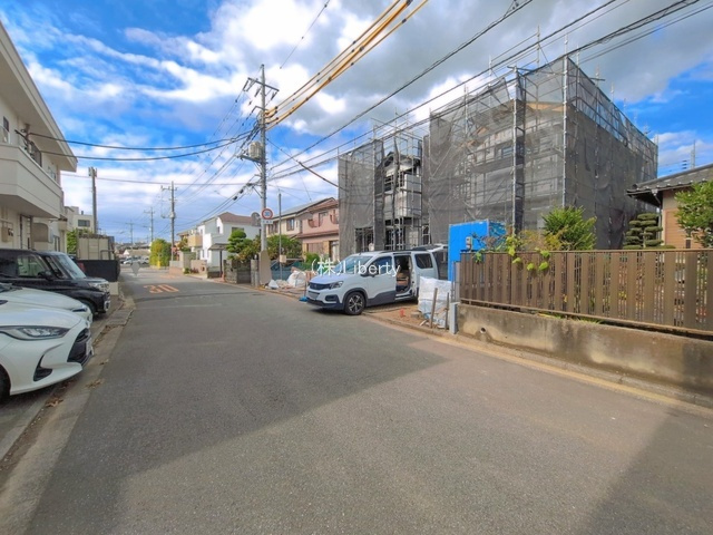 守谷市松ケ丘7期　新築戸建　2号棟の前面道路含む現地写真