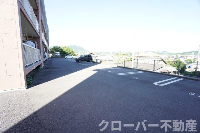 ココモタウン1番館の駐車場