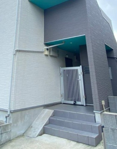 八王子市元横山町２丁目のアパートのエントランス