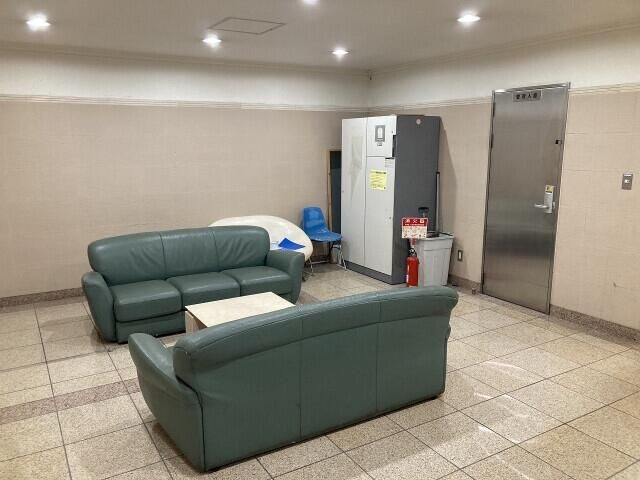 市川市南八幡４丁目の賃貸マンションのロビー