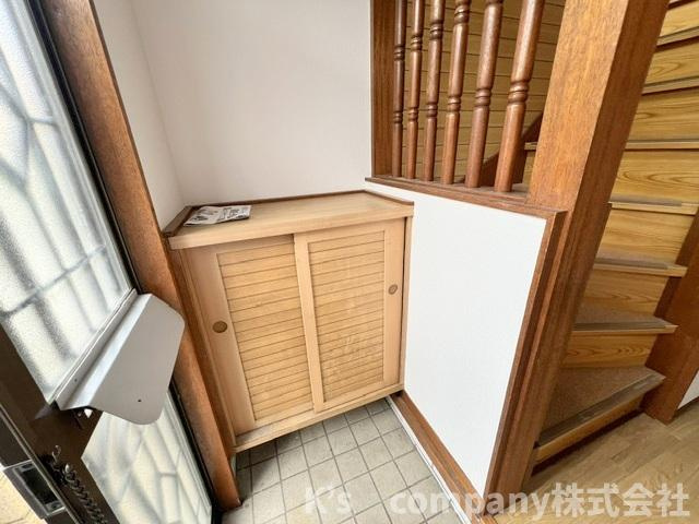 ◎高座郡寒川町一之宮3丁目　テラスハウスの玄関|玄関横のシューズボックス◇