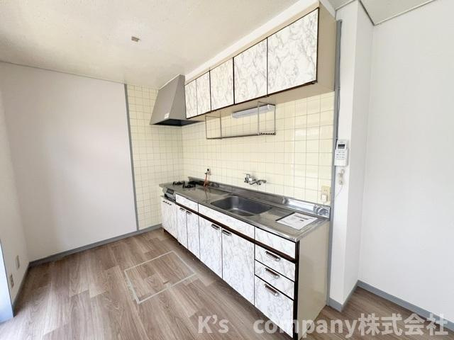 ◎高座郡寒川町一之宮3丁目　テラスハウスのキッチン|吊戸棚収納が充実しているキッチン☆普段使いの少ない調理家電などの保管にも役立ちます◇