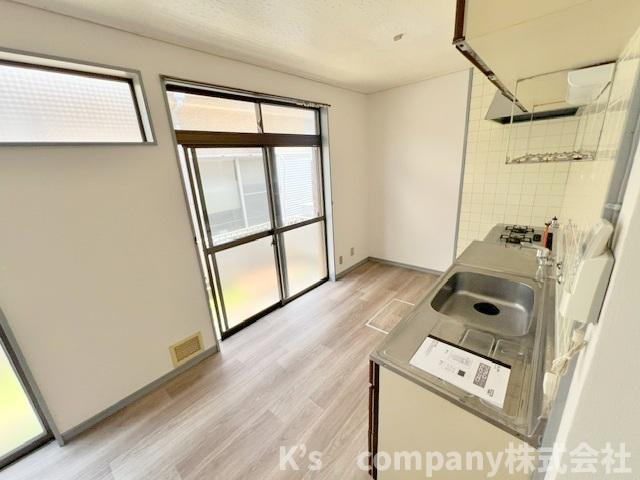 ◎高座郡寒川町一之宮3丁目　テラスハウスの居間・リビング|広い窓から明るい日差しが差し込みます◇