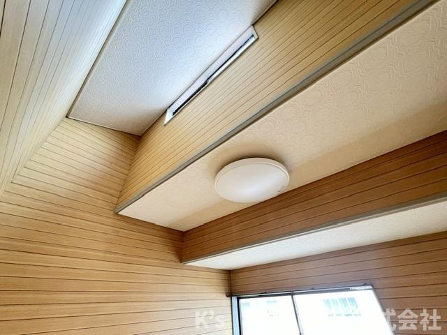 ◎高座郡寒川町一之宮3丁目　テラスハウスの洋室|天井高の窓からの日差しが心地よく届きます◇