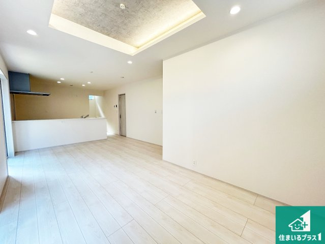 1(土)2(日)現地説明会　奈良市西笹鉾町の居間・リビング|明るいリビングで朝の目覚めもスッキリできそう！対面キッチンでご家族のコミュニケーションも自然と増える設計！小さなお子様が遊ぶスペースを作っても広々とくつろげるLDK！