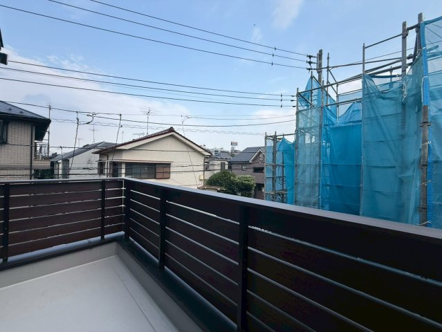 杉並区下高井戸4丁目　新築戸建　全3棟のバルコニー|陽当り良好の南向きバルコニーで、お洗濯物干しもはかどります。

現地ご見学希望・資料請求などお気軽にお問い合わせ下さい！
03-5990-5201