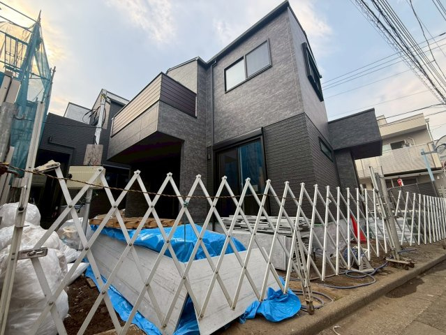 杉並区下高井戸4丁目　新築戸建　全3棟の外観|開放感溢れる角地です。

現地ご見学希望・資料請求などお気軽にお問い合わせ下さい！
03-5990-5201