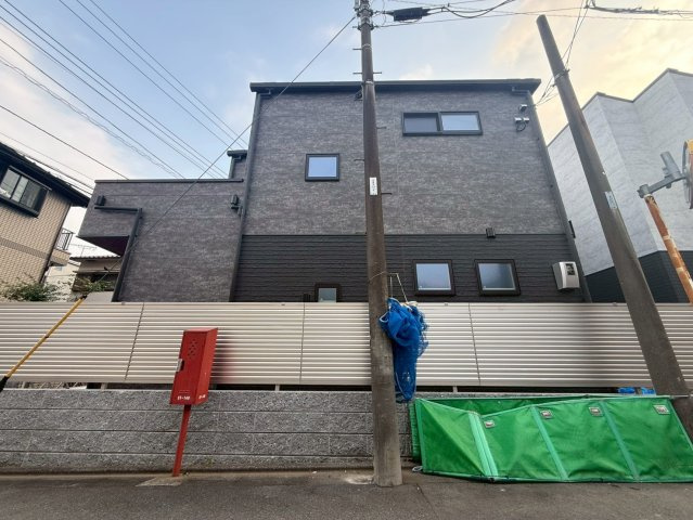 杉並区下高井戸4丁目　新築戸建　全3棟の外観|通勤や通学にも便利な、2路線3駅を使いこなす自由自在なアクセス！

現地ご見学希望・資料請求などお気軽にお問い合わせ下さい！
03-5990-5201
