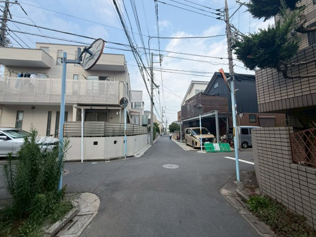 杉並区下高井戸4丁目　新築戸建　全3棟の前面道路含む現地写真|良好な住環境が守られてきた、第一種低層住居専用地域の住宅街です。

現地ご見学希望・資料請求などお気軽にお問い合わせ下さい！
03-5990-5201