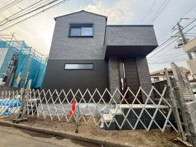 杉並区下高井戸4丁目　新築戸建　全3棟の外観|迫力のあるシックな外観が特徴の新築戸建。

現地ご見学希望・資料請求などお気軽にお問い合わせ下さい！
03-5990-5201
