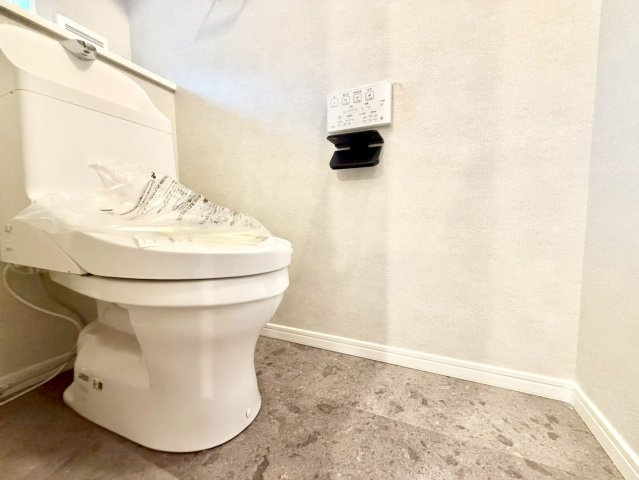 杉並区下高井戸4丁目　新築戸建　全3棟のトイレ|トイレは2ヶ所に設置しているため、来客時にも気兼ねなく使えます！

現地ご見学希望・資料請求などお気軽にお問い合わせ下さい！
03-5990-5201