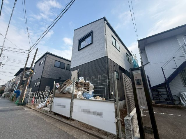 杉並区下高井戸4丁目　新築戸建　全3棟の外観|良好な住環境が守られてきた、第一種低層住居専用地域の住宅街です。

現地ご見学希望・資料請求などお気軽にお問い合わせ下さい！
03-5990-5201