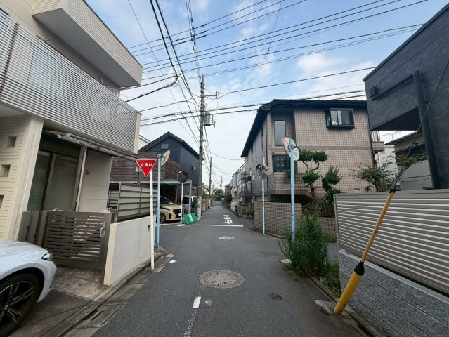 杉並区下高井戸4丁目　新築戸建　全3棟の前面道路含む現地写真|通勤や通学にも便利な、2路線3駅を使いこなす自由自在なアクセス！

現地ご見学希望・資料請求などお気軽にお問い合わせ下さい！
03-5990-5201