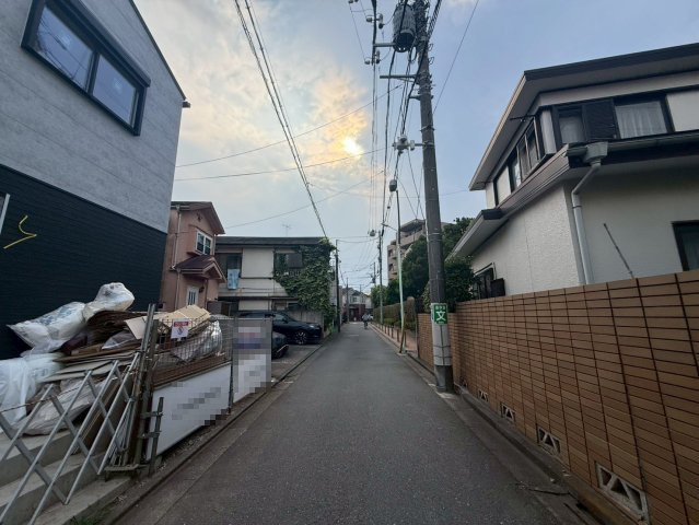 杉並区下高井戸4丁目　新築戸建　全3棟の前面道路含む現地写真