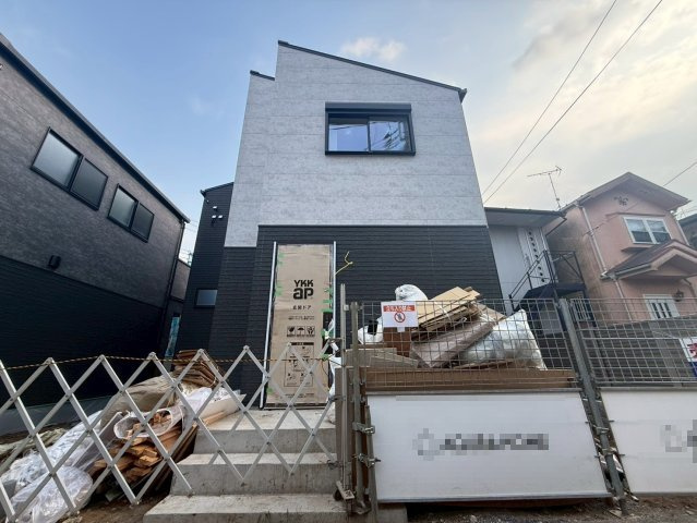 杉並区下高井戸4丁目　新築戸建　全3棟の外観|清潔感のあるシンプルな外観が特徴の新築戸建。

現地ご見学希望・資料請求などお気軽にお問い合わせ下さい！
03-5990-5201