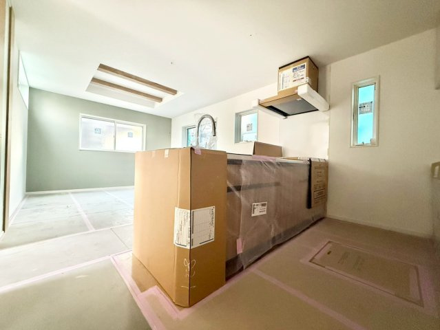 杉並区下高井戸4丁目　新築戸建　全3棟のキッチン|お料理をしながらご家族の様子を見渡せる対面式キッチン。ビルトイン食洗機付きで家事の負担を軽減します。

現地ご見学希望・資料請求などお気軽にお問い合わせ下さい！
03-5990-5201