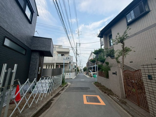 杉並区下高井戸4丁目　新築戸建　全3棟の前面道路含む現地写真|8月完成予定！

現地ご見学希望・資料請求などお気軽にお問い合わせ下さい！
03-5990-5201