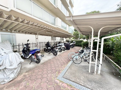 【駐輪場】 | エクセラート北助松 | 駐輪場に屋根があるので、雨の日に自転車が濡れにくく嬉しいですね♪