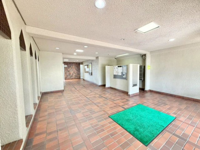 【ロビー】 | エクセラート北助松 | 物件価格を抑えて、こだわりの内装にリフォームしてみませんか？専門スタッフがお客様のご要望に合わせてプランニングいたします。※リフォームには別途費用が発生します。