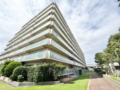 【外観】 | エクセラート北助松 | 大きな窓のあるリビングは、陽光あふれる明るい空間です♪専用庭がリビングから見えるので、お子様の遊び場所にも目が届き安心ですね！