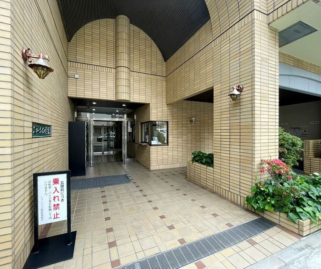 ニューライフ薬院　警固小学校区のエントランス|ニューライフ薬院
