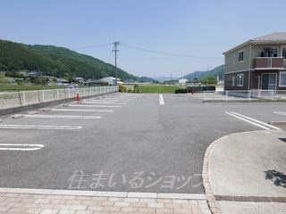 シャトーソレイユの駐車場