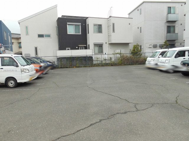 ブランベール大久保の駐車場