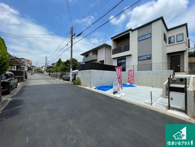 川西市緑台　第3期　新築一戸建ての前面道路含む現地写真|周辺は閑静な住宅街！前面道路広々で車の出し入れも便利です。駐車が苦手な方でも安心して車庫入れできます！