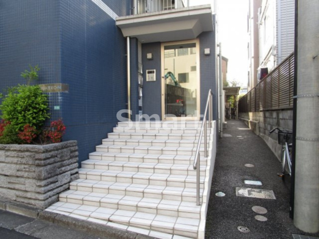 【エントランス】 | クアトロN | 段差の小さな上りやすい階段があります