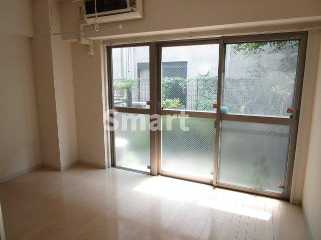 【居間・リビング】 | クアトロN | 日光も届く、過ごしやすいお部屋です！