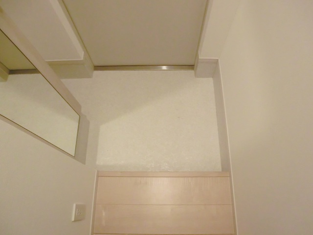 ＳＥＲＥＮＡ　ＭＡＩＳＯＮの玄関|身支度もできる鏡付きの玄関スペースです♪
