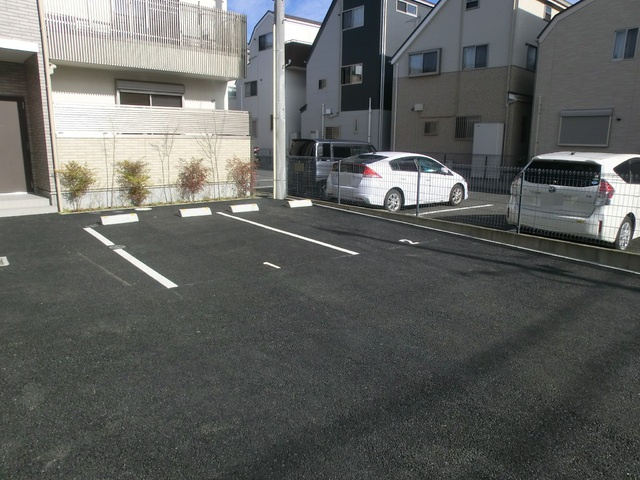 ＳＥＲＥＮＡ　ＭＡＩＳＯＮの駐車場|敷地内駐車場完備。