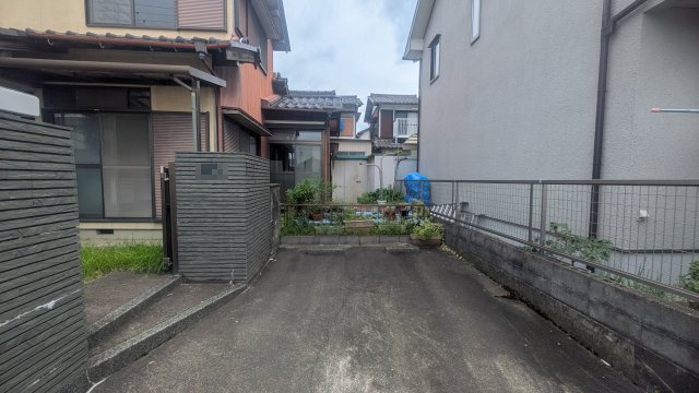 中古住宅　軽海の駐車場