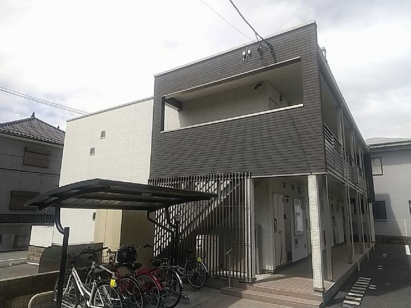 あきる野市油平のアパートのエントランス