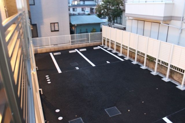 あきる野市油平のアパートの駐車場