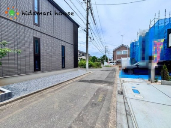 上尾市上13期　新築戸建　ブルーミング01の前面道路含む現地写真