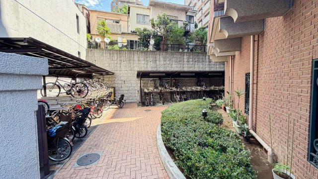 ファミールコート白金タワーズの駐輪場