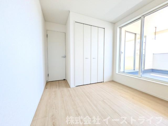 【新築戸建】　いわき市好間町上好間第5　全3棟の寝室|同社施工写真　フローリングのお部屋は耐久性があり傷が付きにくいので、一般的な使用ではメンテナンスはあまり必要ありません。また、汚れたらさっとふき取るだけで、きれいな場外を保つことができます。