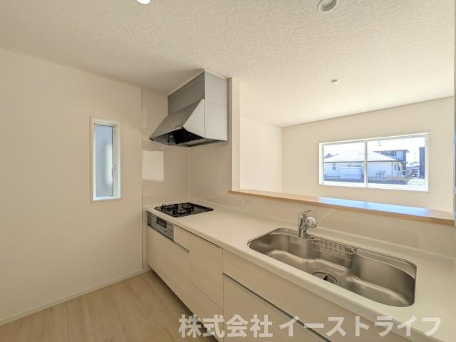 【新築戸建】　いわき市好間町上好間第5　全3棟のキッチン|同社施工写真　対面キッチンは家族とのコミュニケーションをとりながらお料理できるのが魅力です♪とくに小さなお子さんを持つご家庭では、調理中もお子さんの様子をみられるので大きな安心に繋がりますね♪