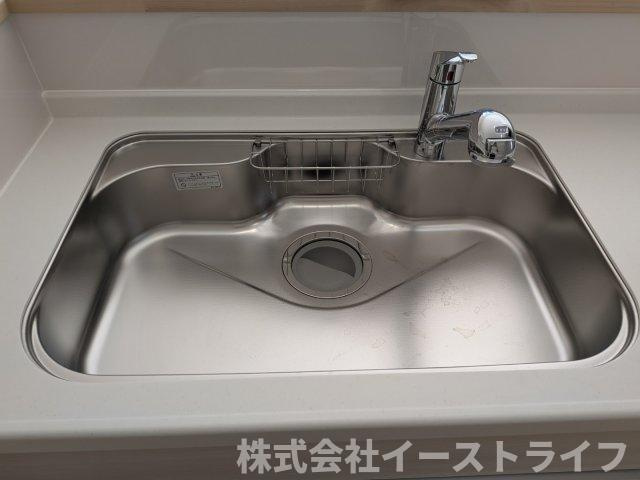【新築戸建】　いわき市好間町上好間第5　全3棟のキッチン|同社施工写真　ガス火3口、魚焼きグリル、調味用入れがついています！