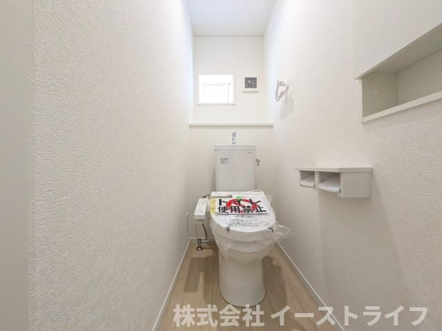 【新築戸建】　いわき市好間町上好間第5　全3棟のトイレ|同社施工写真　落ち着いた色調のトイレで、温水洗浄機能付き便座です。２階にも設置されているので、利便性も◎